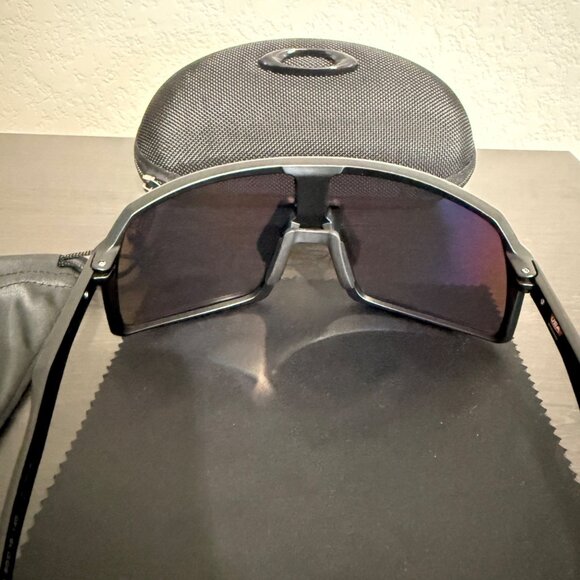 OO9406  Oakley SUTRO Black Matte Frame - Picture 5 of 7